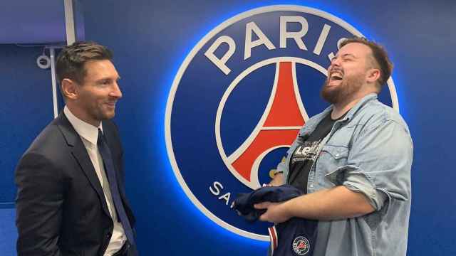 Ibai Llanos, durante su encuentro en París con Messi.