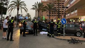 Muere un ciclista de 40 años al colisionar con tres coches en Fuengirola (Málaga)