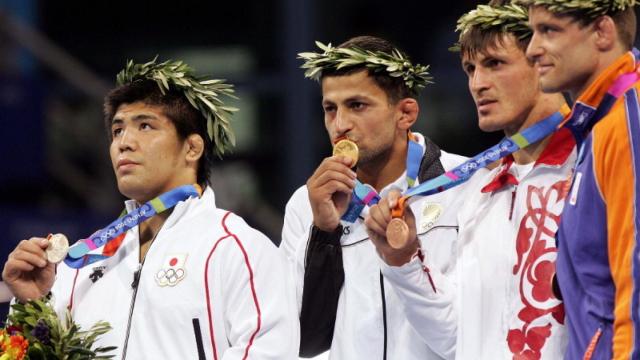 Zurab Zviadauri celebra el oro olímpico en Atenas 2004