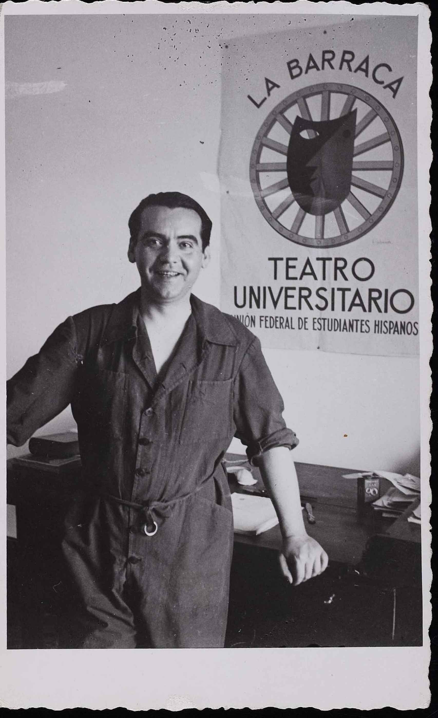 Lorca en 1932 junto con un cartel de La Barraca.