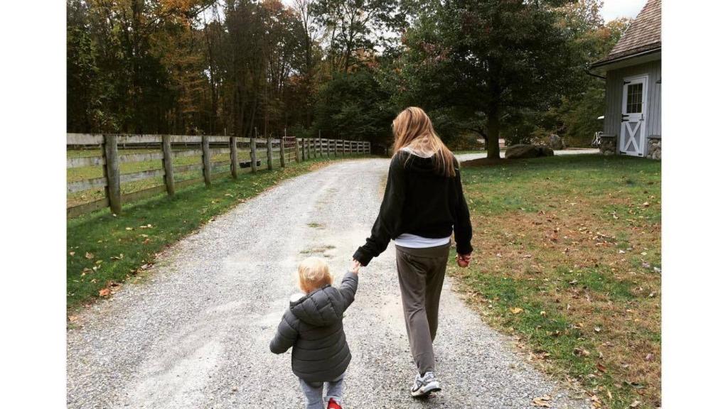 Alejandra, paseando con su hijo, en una foto de Instagram.