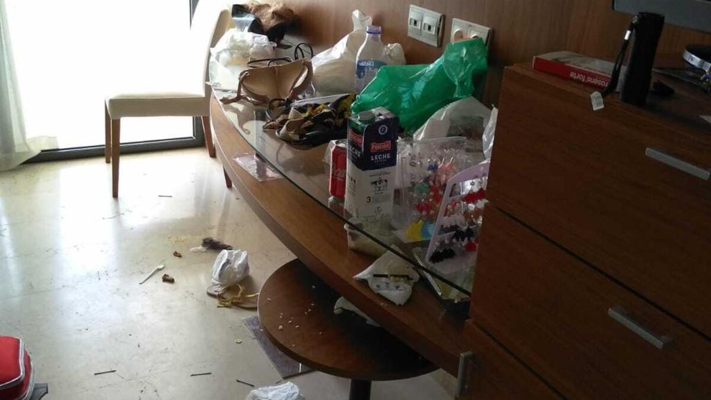 Otra de las imágenes de la suciedad encontrada en la habitación de hotel.
