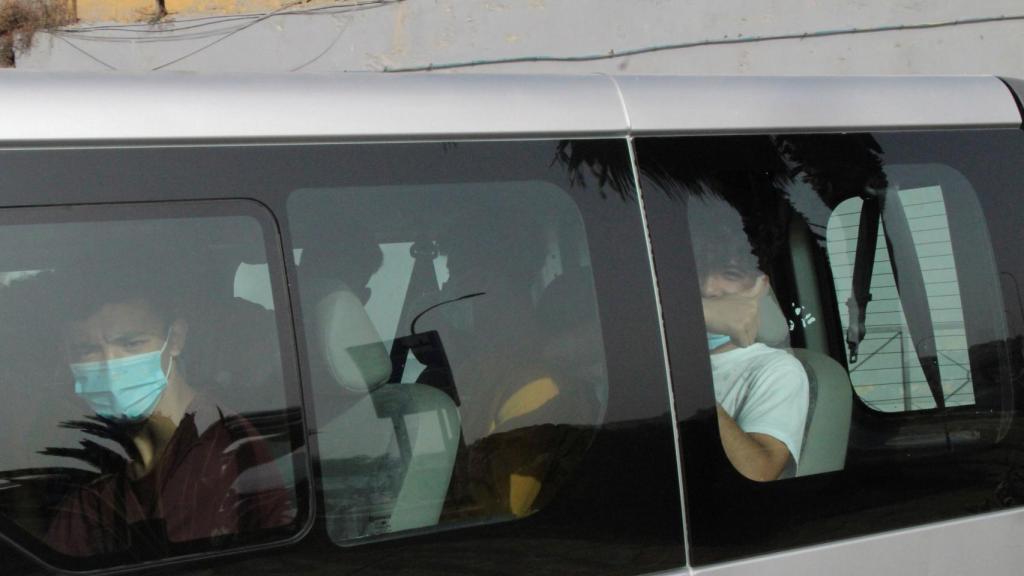 Varios de los menores de Ceuta, hace días al inicio de su traslado.