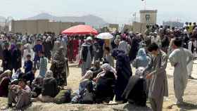 Gente esperando a las afueras del aeropuerto Hamid Karzai de Kabul para huir de Afganistán.