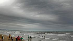 Un grupo de jóvenes entran en el mar con sus tablas de surf en la playa de la Malvarrosa de Valencia