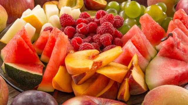 Una amplia muestra de frutas.