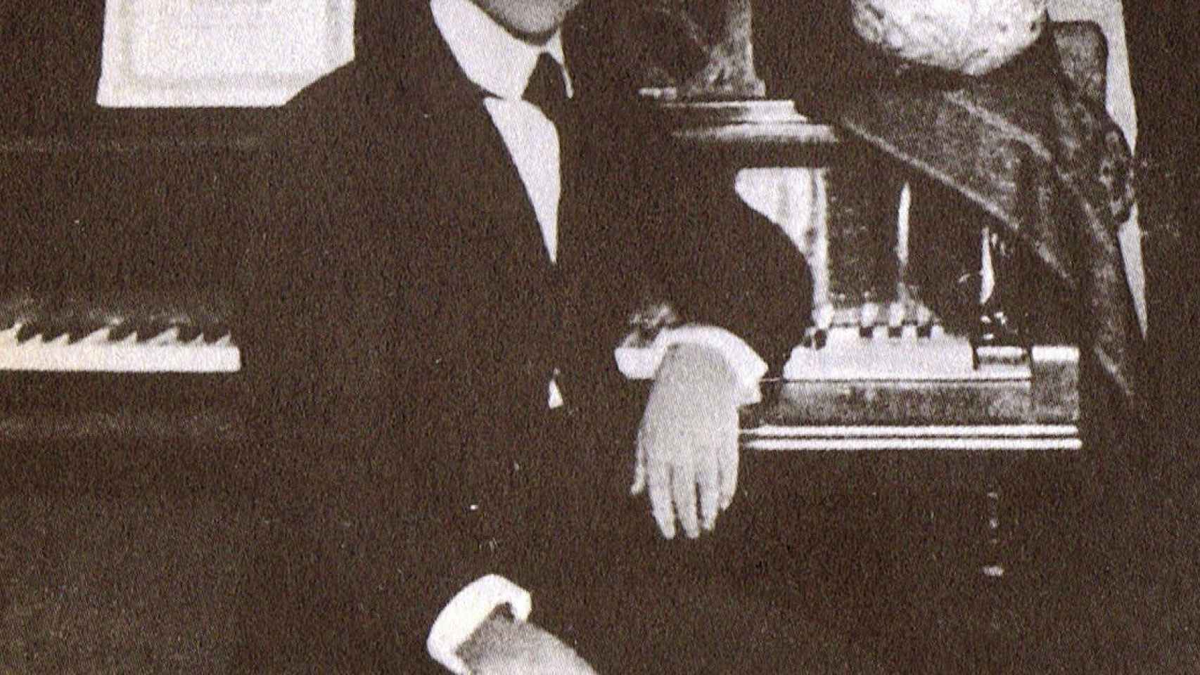 Lorca al piano en Granada (1919).