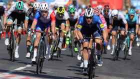Jakobsen cruza la línea de meta de la cuarta etapa de La Vuelta