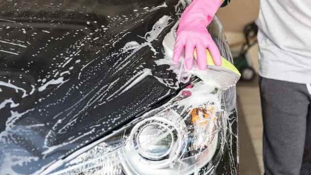 Una persona lavando un coche.
