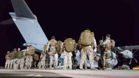 Soldados antes de subir al A400M que traerá de vuelta a los españoles en Afganistán.