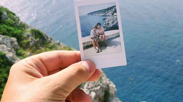 Angelo Nestoré muestra una foto hecha con su Polaroid en una playa italiana de Lecce este verano.