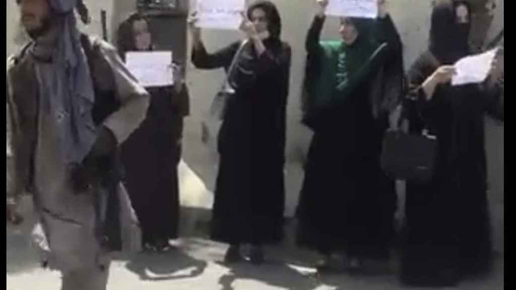 Las más valientes de Afganistán: un grupo de mujeres sale a protestar ante los talibanes