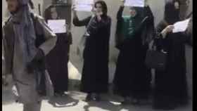 Un grupo de mujeres afganas protesta en las calles de Kabul frente a los talibanes.