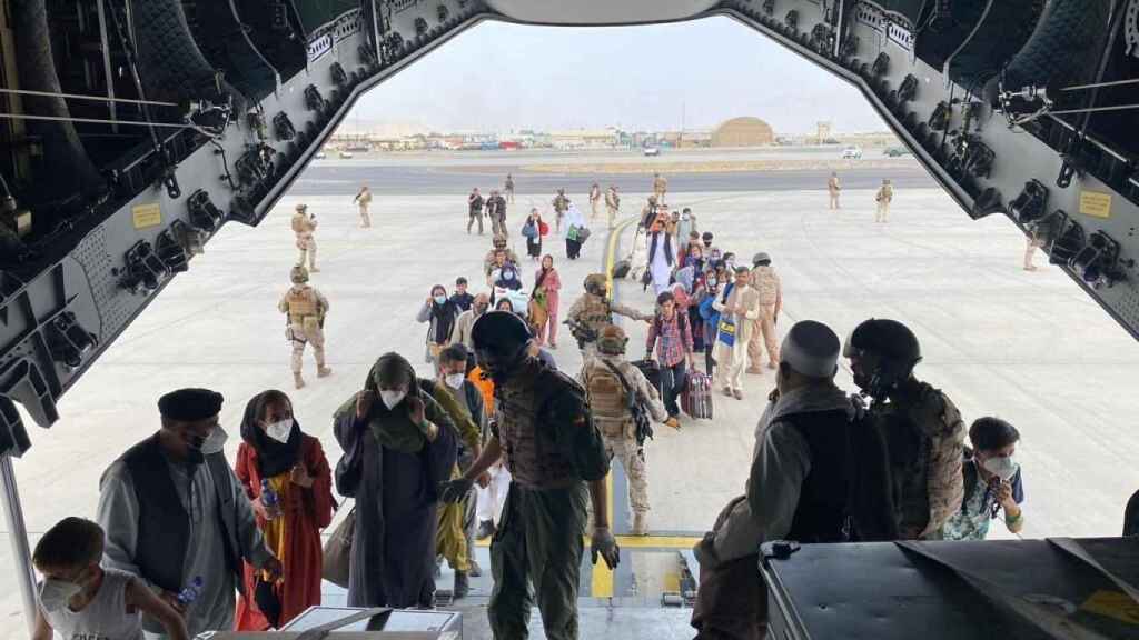A group of Spanish returnees board the A400M plane sent by the Government of Spain to evacuate them from Kabul.