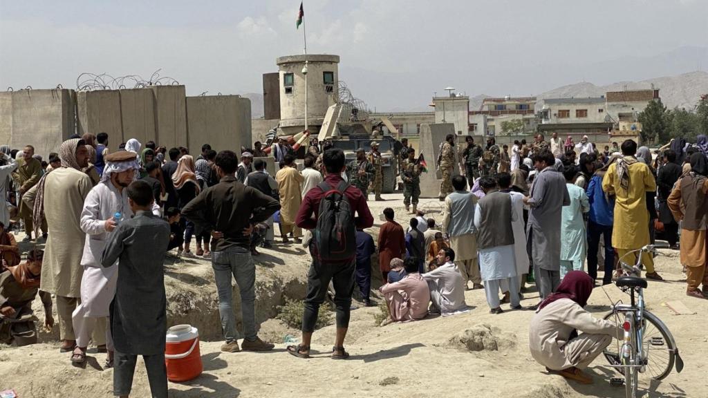 Imagen tomada este miércoles de ciudadanos afganos en torno al aeropuerto de Kabul.