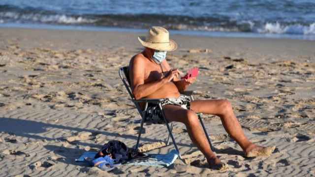 Un señor disfruta de su tiempo libre en una playa.