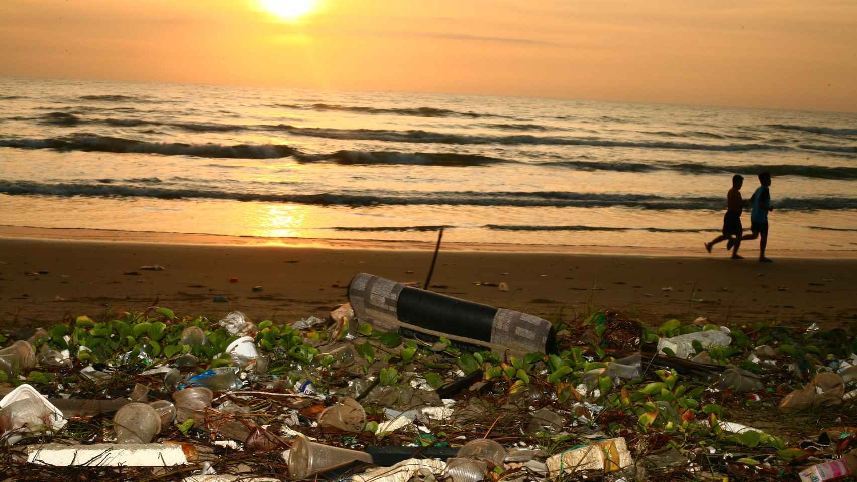 Los microplásticos, residuos minúsculos con un poder devastador sobre las  playas de Alicante
