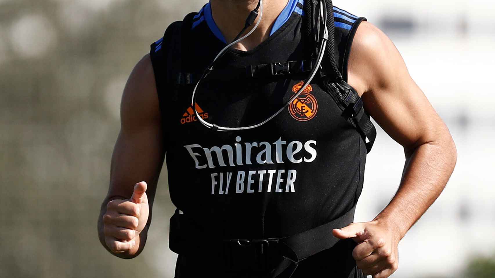 Marco Asensio con la máscara de resistencia del Real Madrid