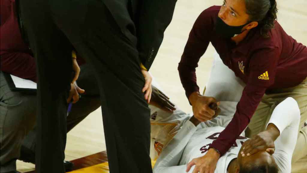 Iris Mbulito se duele del hombro en un partido con la Universidad de Arizona