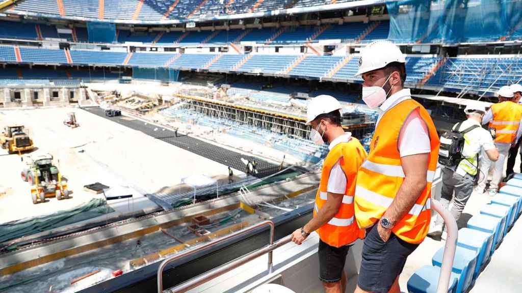 Nacho y Carvajal en las escaleras del Santiago Bernabéu