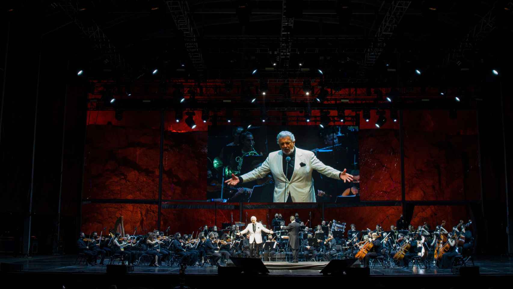 Plácido Domingo en el escenario de Las Canteras de Nagüeles.