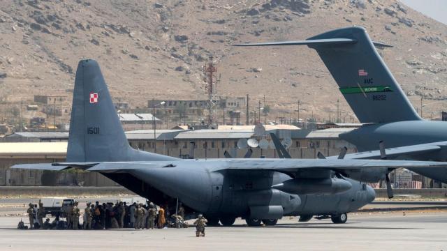 Miembros del servicio del Departamento de Defensa, en el aeropuerto internacional Hamid Karzai de Kabul.