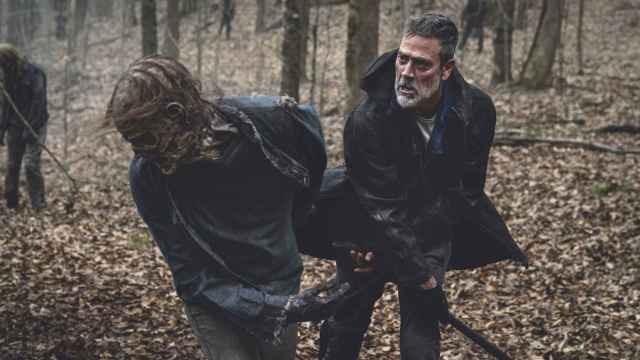 Negan luchando contra un zombi en una imagen de la temporada 11 de 'The Walking Dead'