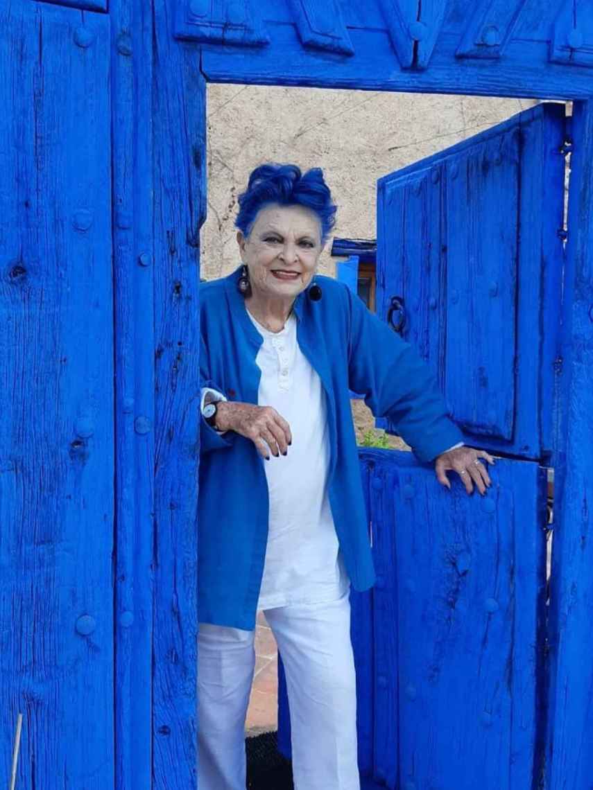 Lucía era una vecina más en Brieva a la que le gustaba asomarse por su emblemática puerta azul.