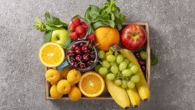 Una caja con distintas frutas.