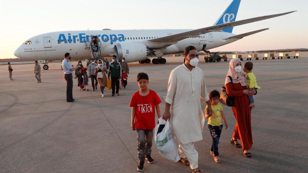Los segundos rescatados de Kabul, en este caso 110 personas, a punto de tomar el vuelo a España en Dubái.