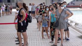 Colas en el centro de vacunación masiva de la Ciudad de las Artes y las Ciencias de Valencia.