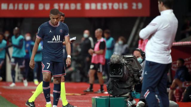 Mbappé acude al banquillo cabizbajo