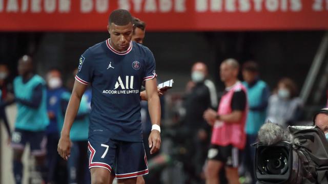 Mbappé acude al banquillo cabizbajo