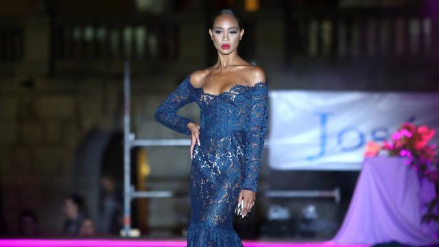 Una modelo desfila en la plaza del Ayuntamiento de Toledo con un vestido diseñado por José Sánchez.