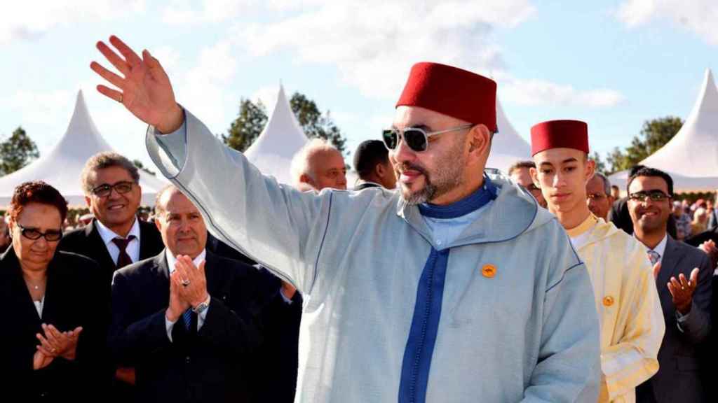 Mohamed VI, rey de Marruecos, junto con el heredero al trono del país marroquí.