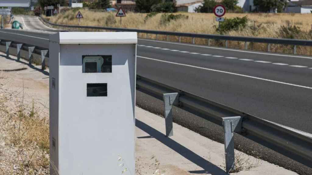 Imagen de archivo de un radar en una carretera española.