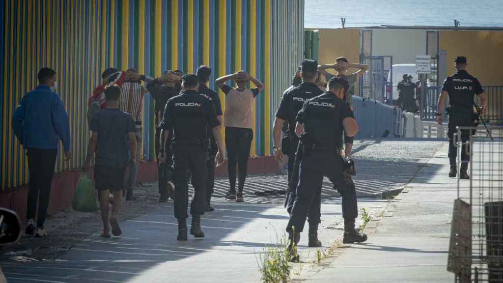 Menores llevados por la Policía Nacional a los centros de acogida.