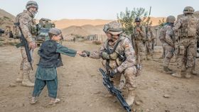 Un soldado español junto a un niño en Afganistán.