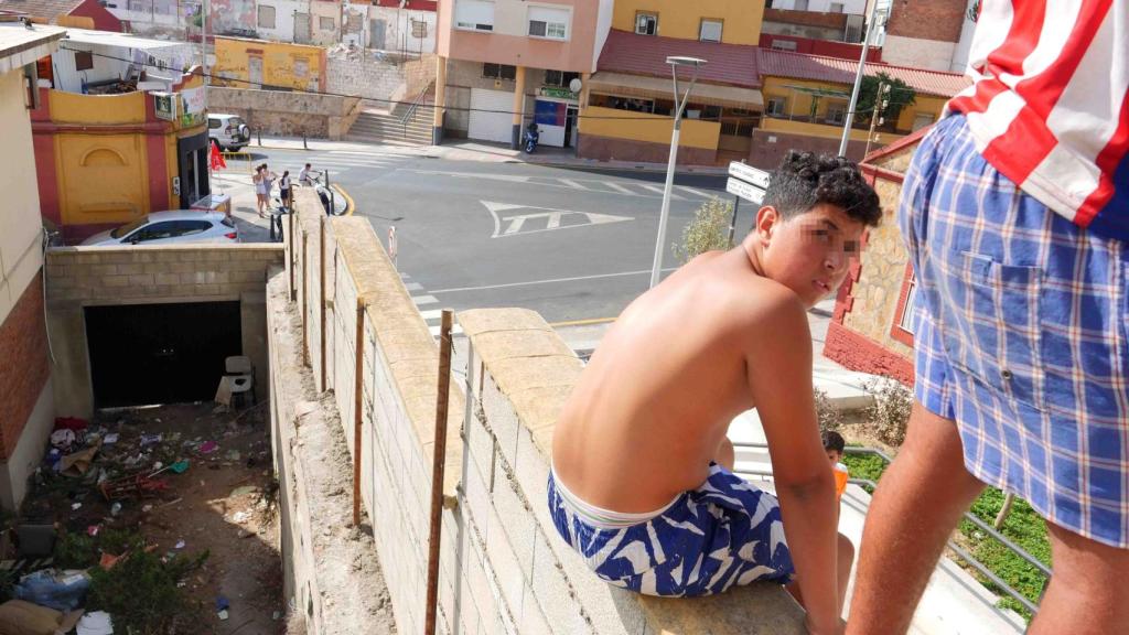 Un joven marroquí en el asentamiento de El Morro.