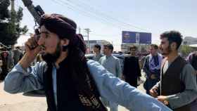Un talibán en las inmediaciones del aeropuerto de Kabul.