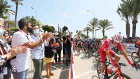 Mazón y el alicantino Casado, en el inicio de La Vuelta Ciclista desde Santa Pola