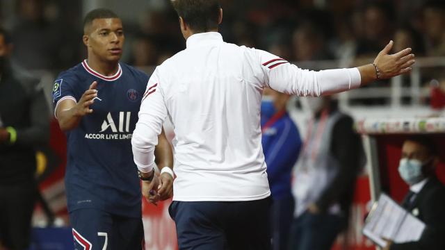 Pochettino saluda a Mbappé tras ser sustituido