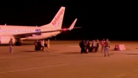 Un nuevo avión con evacuados de Afganistán aterriza en Torrejón.