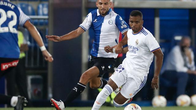 Rodrygo encara a la defensa del Alavés