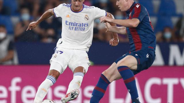 Lucas Vázquez presionado por un jugador del Levante