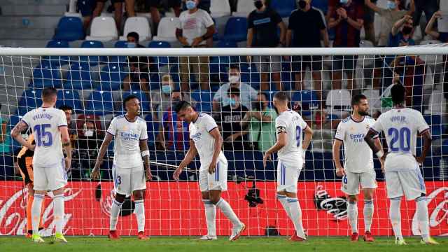 Los jugadores del Real Madrid se lamentan tras el gol de Rober Pier