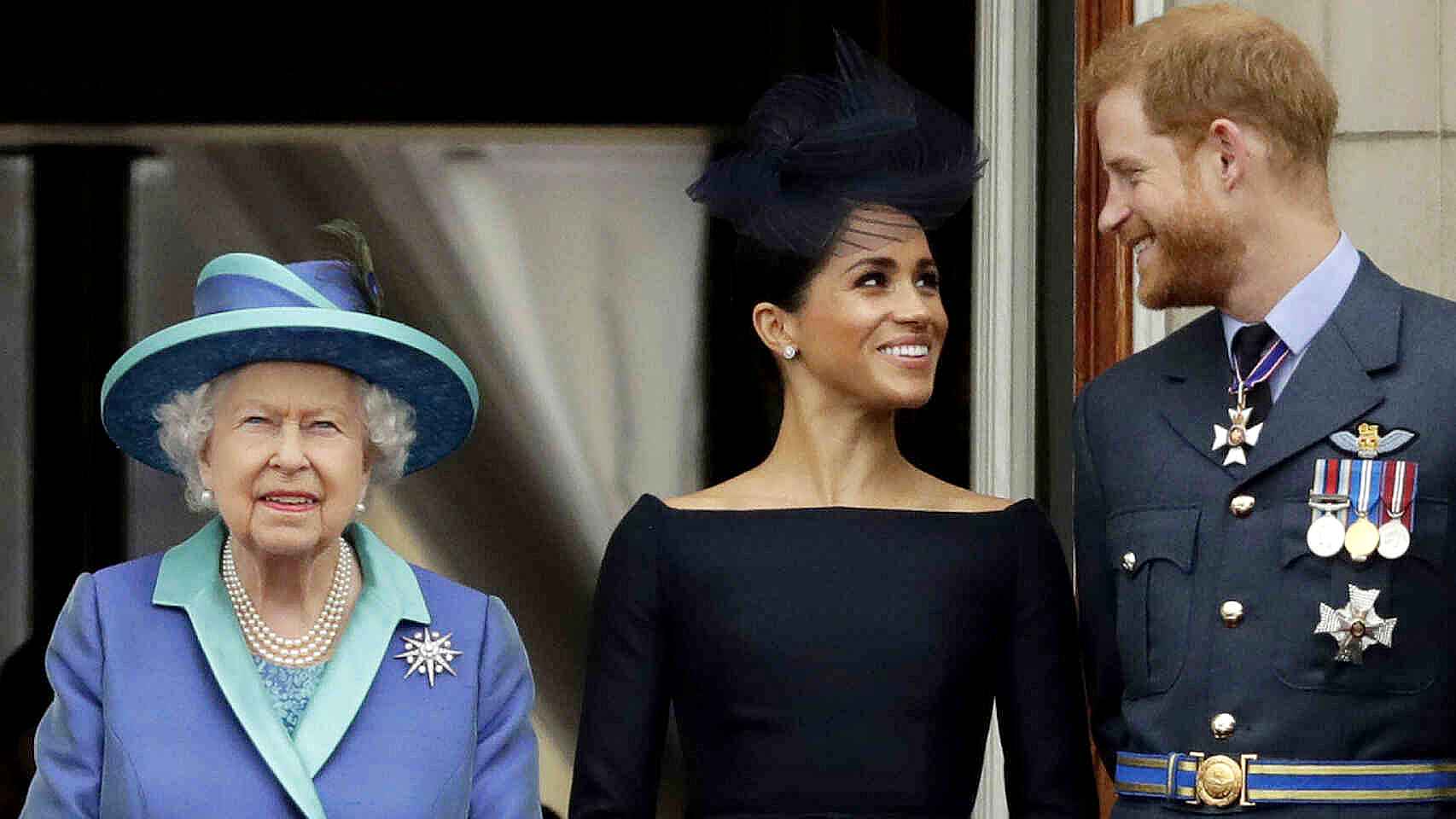 La reina Isabel, Meghan Markle y el príncipe Harry, durante un acto en Londres.