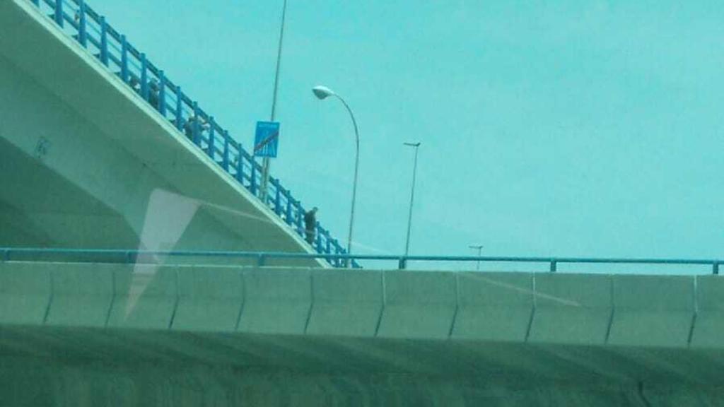 Una imagen del joven en el puente.