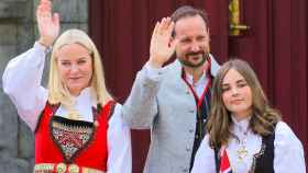 Ingrid Alexandra de Noruega, junto a sus padres, los príncipes Haakon y Mette Marit.