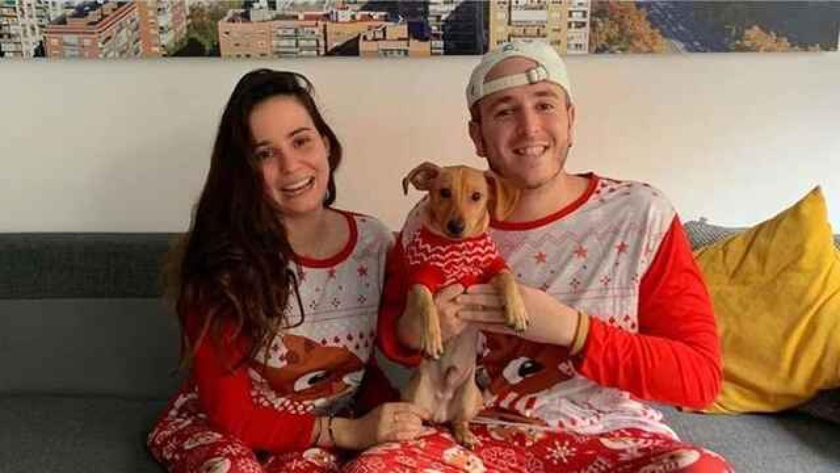 Carolina Monje junto a Álex Lequio y su perrito adoptado, Bobby Puchum.